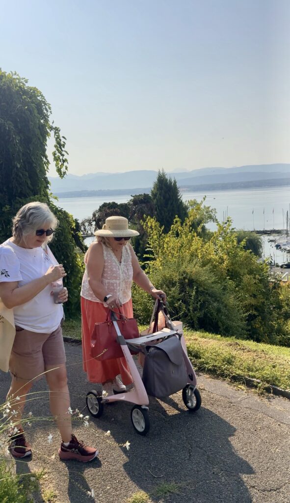 Deux participantes en promenade sur un chemin au-dessus du lac Léman.